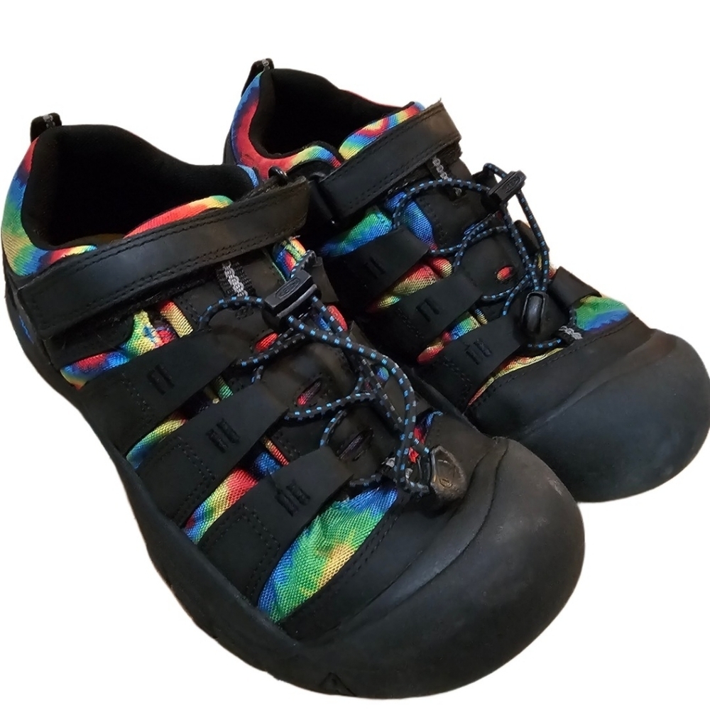 KEEN BIG KIDS' NEWPORT SHOE - BLACK/ORIGINAL TIE DYE